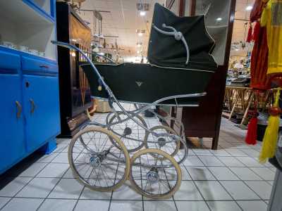 Scorgiamo altri manufatti insoliti: una carrozzina d'epoca...